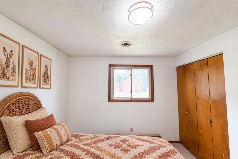 Photo 16 of 25 of 1015 Kingsway Dr, Lorain, OH