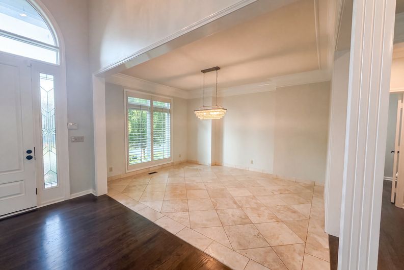 Photo 6 of 34 of 6003 N Cosby Ct, Kansas City, MO