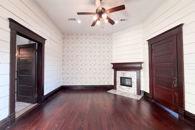 Photo 4 of 14 of 712 S Crockett St, Sherman, TX
