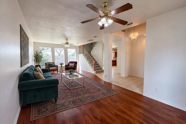 Photo 3 of 17 of 5002 Misty Ln, Pasadena, TX