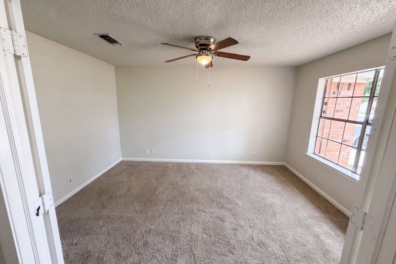 Photo 4 of 21 of 912 S 23rd St, Nederland, TX