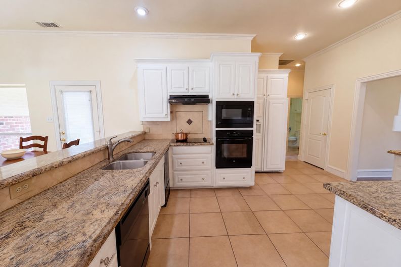 Photo 9 of 22 of 2836 S Lakeview Dr, Cedar Hill, TX