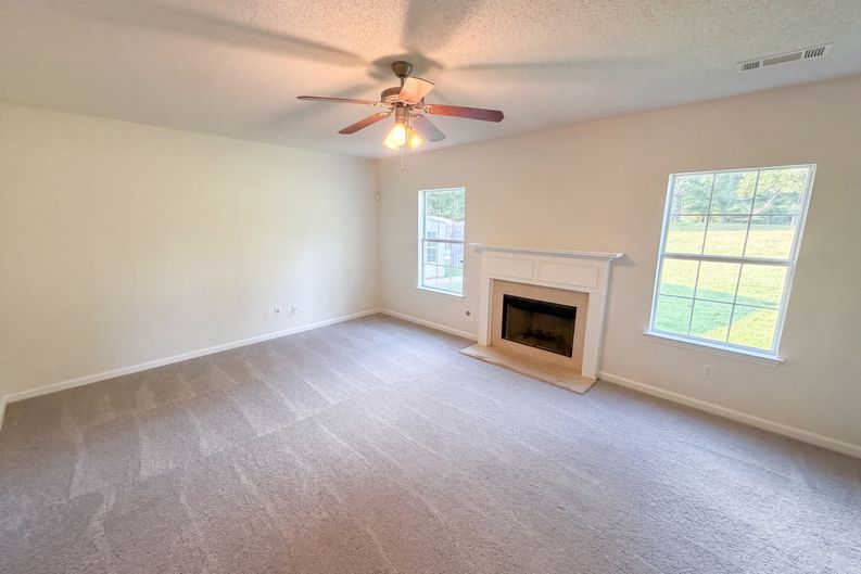 Photo 13 of 26 of 7425 Bodnant Dr, Fairburn, GA
