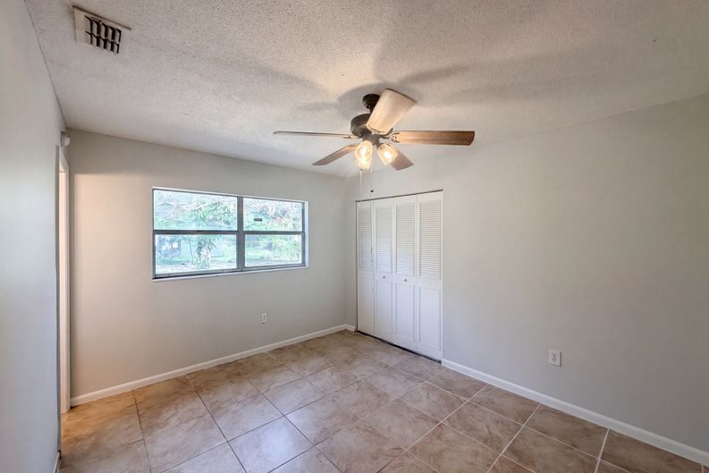 Photo 9 of 18 of 1100 Carefree Cove Dr, Winter Haven, FL