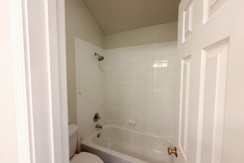 Photo 11 of 25 of 7825 W 143rd Pl, Overland Park, KS