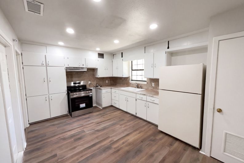 Photo 10 of 22 of 222 Colebrook Dr, San Antonio, TX