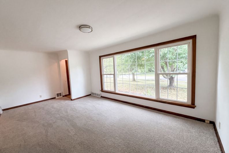 Photo 6 of 24 of 971 Learidge Rd, Cleveland, OH