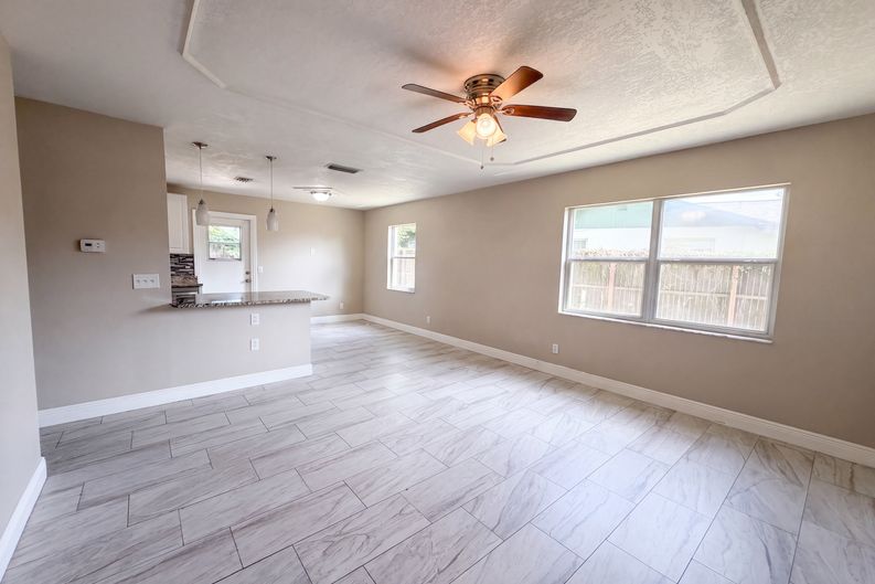 Photo 4 of 16 of 121 Inwood Cir, Brandon, FL