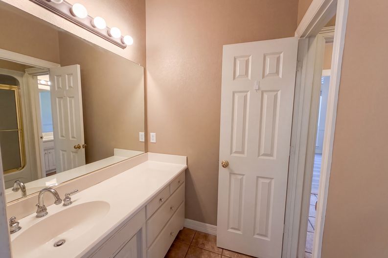 Photo 21 of 29 of 619 Edgewood Ln, Red Oak, TX
