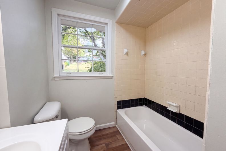 Photo 10 of 16 of 1004 Glenview Dr, Nashville, TN