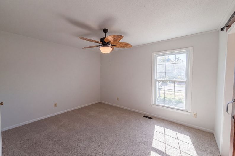 Photo 8 of 16 of 3311 Woodmere Ct, Hope Mills, NC