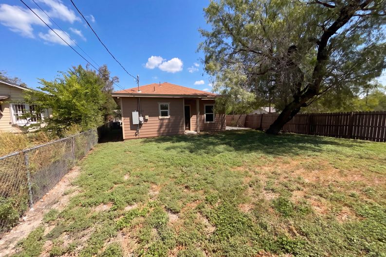 Photo 5 of 18 of 102 Bowdoin St, San Antonio, TX