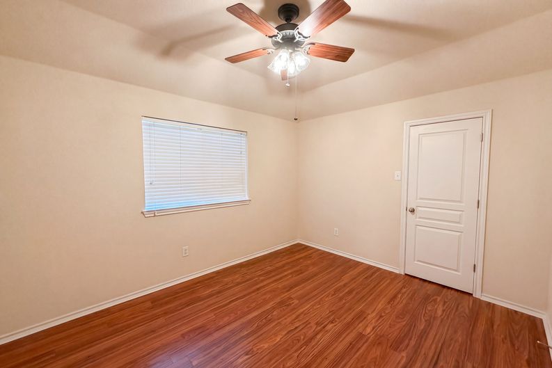 Photo 10 of 20 of 9816 Mullins Crossing Dr, Fort Worth, TX
