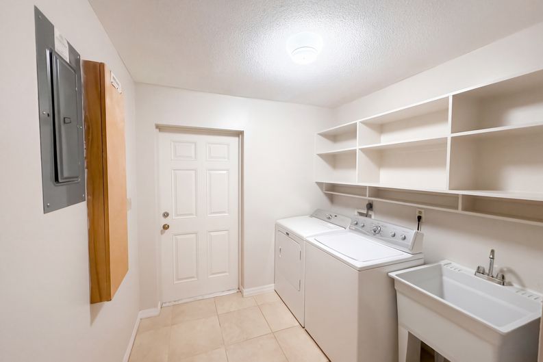 Photo 11 of 15 of 2716 Charleston Dr, Plant City, FL