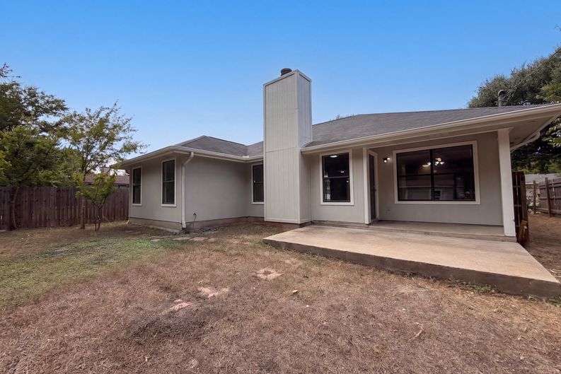 Photo 5 of 14 of 16207 Parkway Dr, Pflugerville, TX