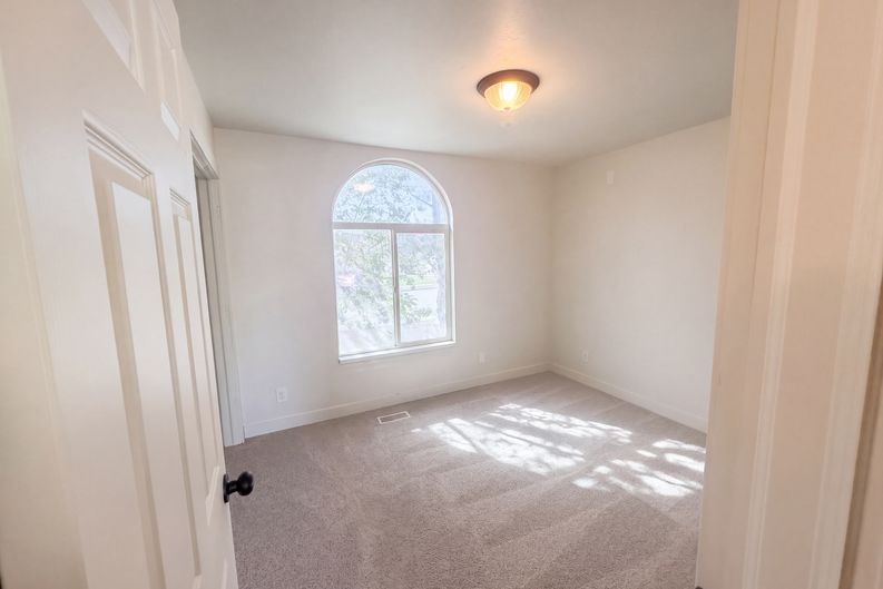 Photo 14 of 34 of 14077 S Grand View Peak Cir, Riverton, UT