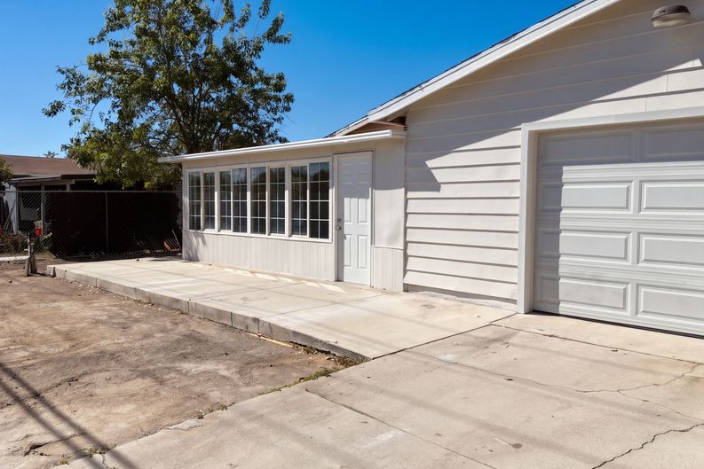 Photo 5 of 24 of 695 N Pepper Ave, Rialto, CA
