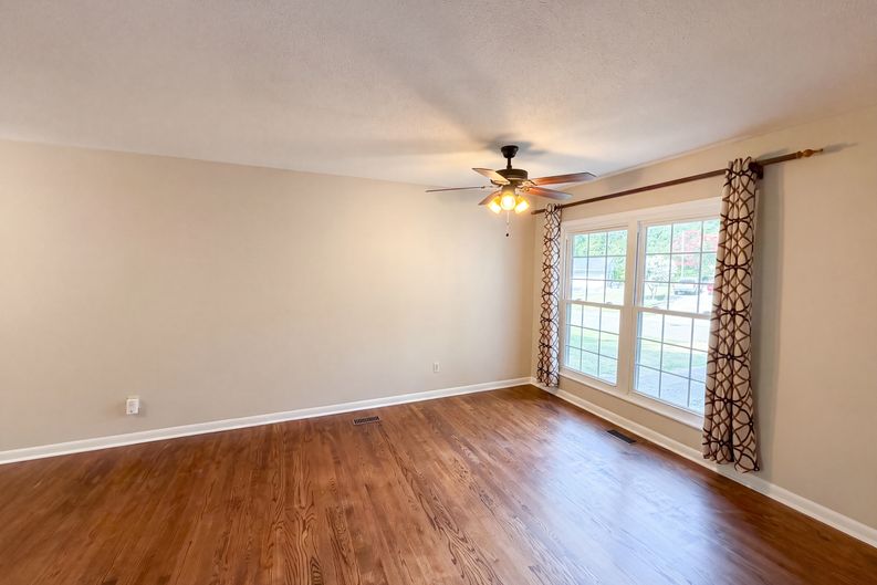 Photo 3 of 19 of 1716 Timberlane St, Gastonia, NC