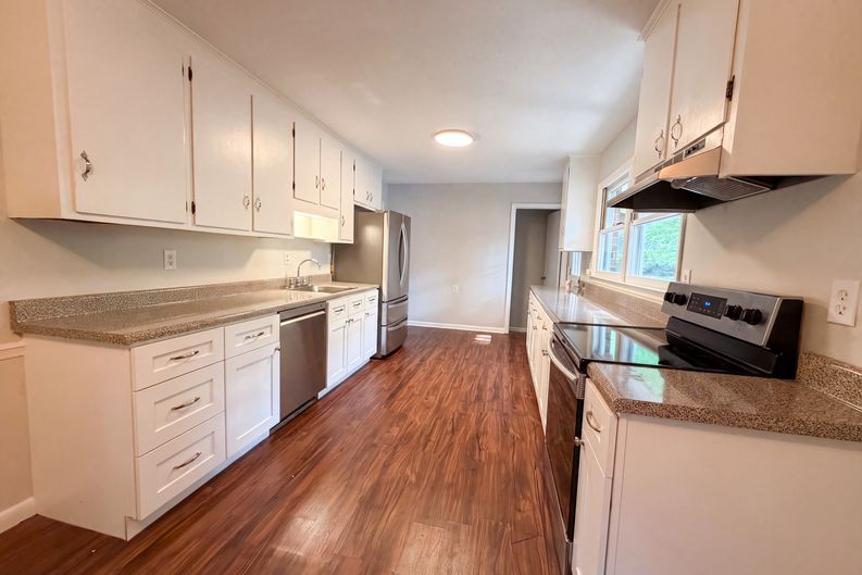 Photo 3 of 19 of 917 Hillview Dr, Cary, NC