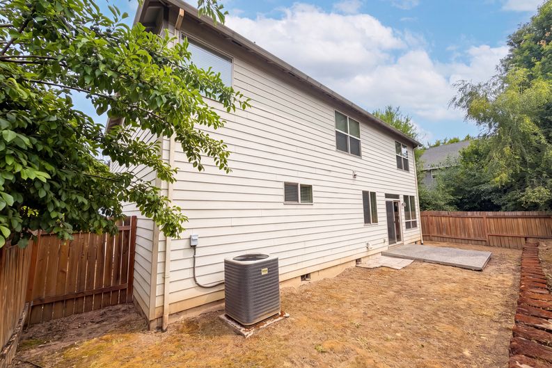 Photo 5 of 23 of 1724 SW Willowview Ter, Beaverton, OR