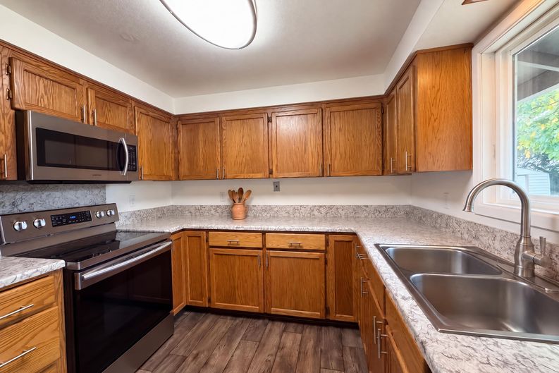 Photo 6 of 17 of 555 Matzen St, Saint Helens, OR
