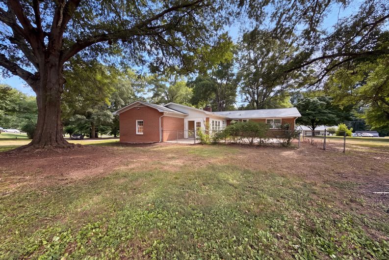 Photo 5 of 16 of 1077 Allendale Cir, Rock Hill, SC