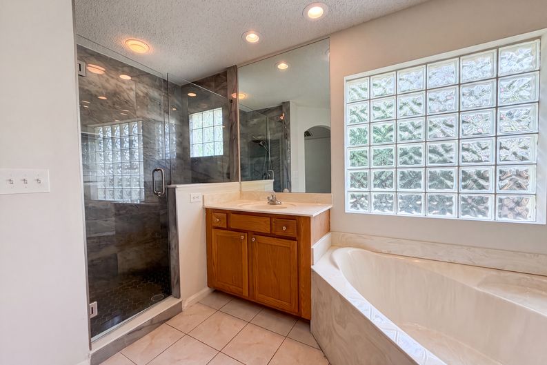 Photo 17 of 23 of 8436 Staplehurst Dr W, Jacksonville, FL
