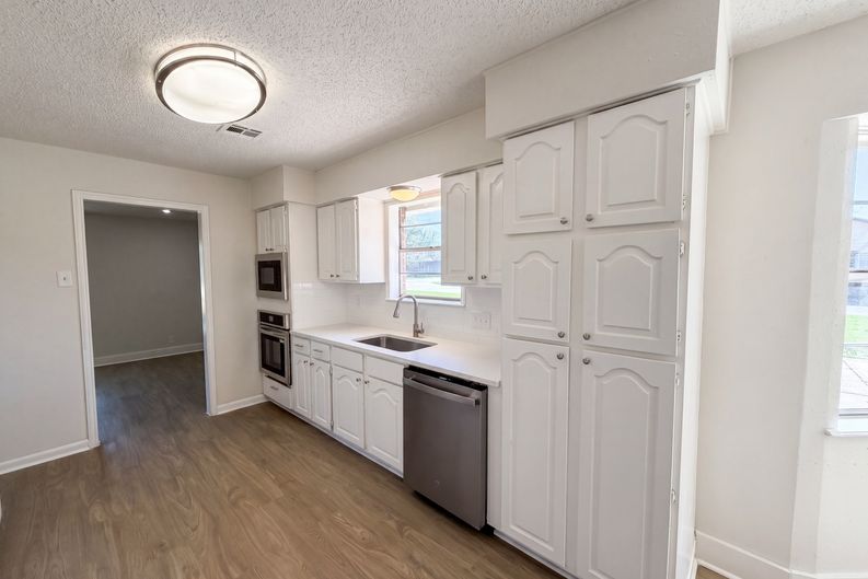 Photo 10 of 18 of 5917 Raza Rd, Pearland, TX