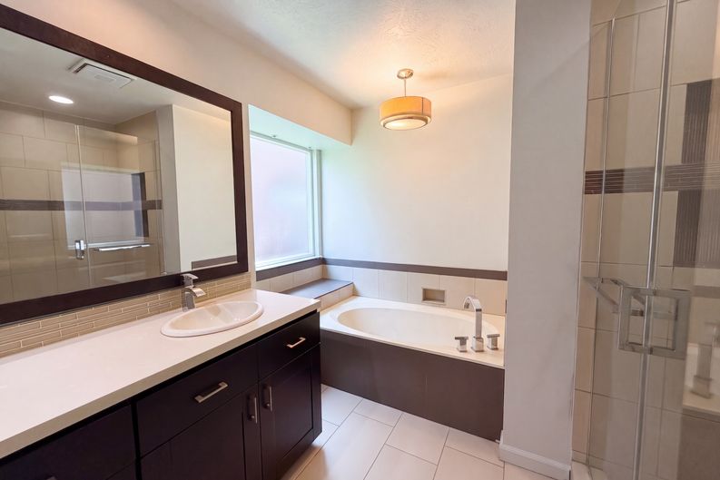 Photo 13 of 18 of 4750 Backenberry Dr, Friendswood, TX