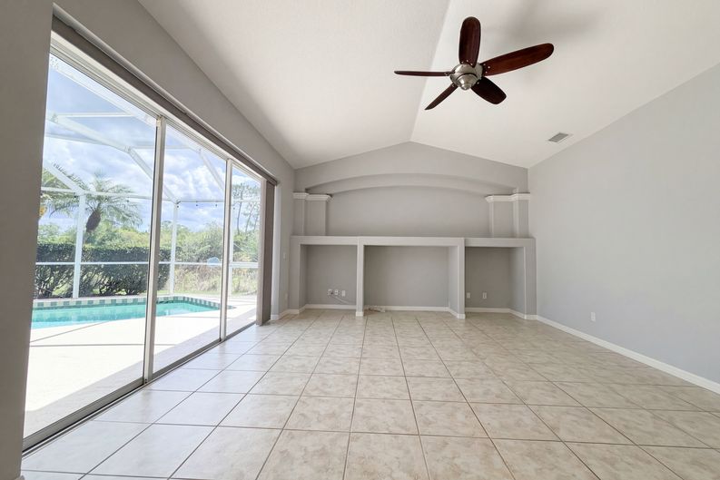 Photo 3 of 32 of 12567 SW Pembroke Cir N, Lake Suzy, FL