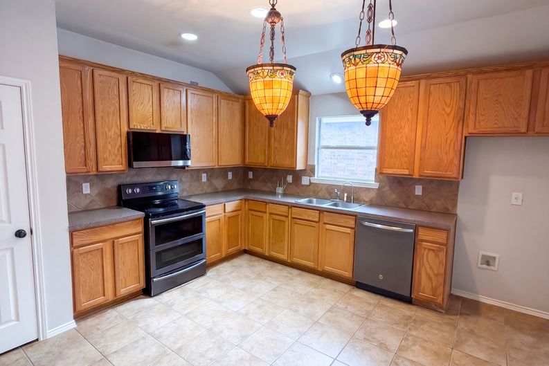 Photo 3 of 14 of 14609 Little Anne Dr, Little Elm, TX
