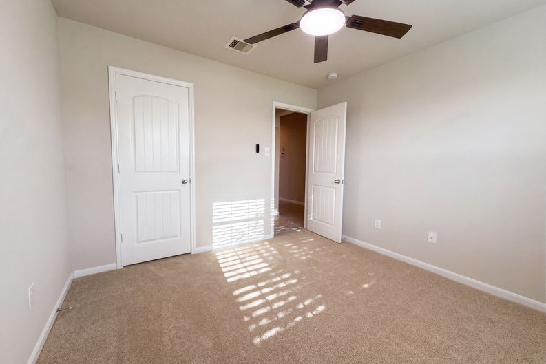 Photo 12 of 24 of 8322 Oakleaf Meadow Ct, Rosharon, TX