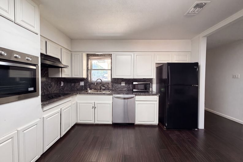 Photo 6 of 24 of 725 Ridgecrest Dr, Irving, TX