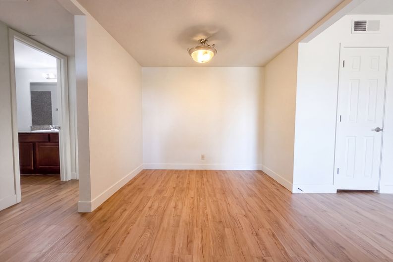 Photo 8 of 18 of 5098 River Glen Dr, Las Vegas, NV
