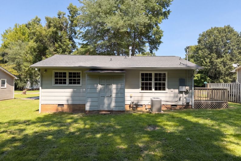 Photo 5 of 18 of 4154 Edgeware Rd, Winston Salem, NC