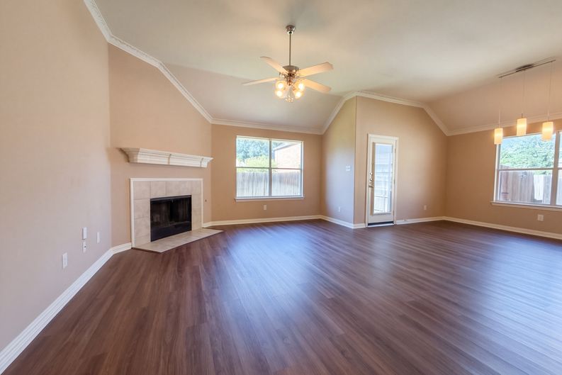 Photo 3 of 21 of 5327 Lake Gardens Dr, Grand Prairie, TX