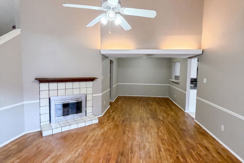 Photo 3 of 24 of 1633 San Francisco St, Carrollton, TX