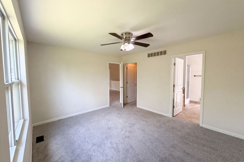 Photo 4 of 21 of 5988 Treetops Dr, Romulus, MI