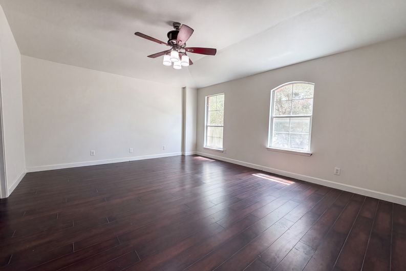 Photo 4 of 19 of 10602 Springwood Sq, Universal City, TX