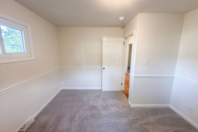 Photo 14 of 18 of 509 Greenbriar Rd, Greensboro, NC