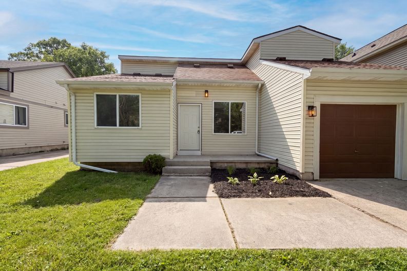 Photo 23 of 28 of 21425 Averhill St, Farmington Hills, MI