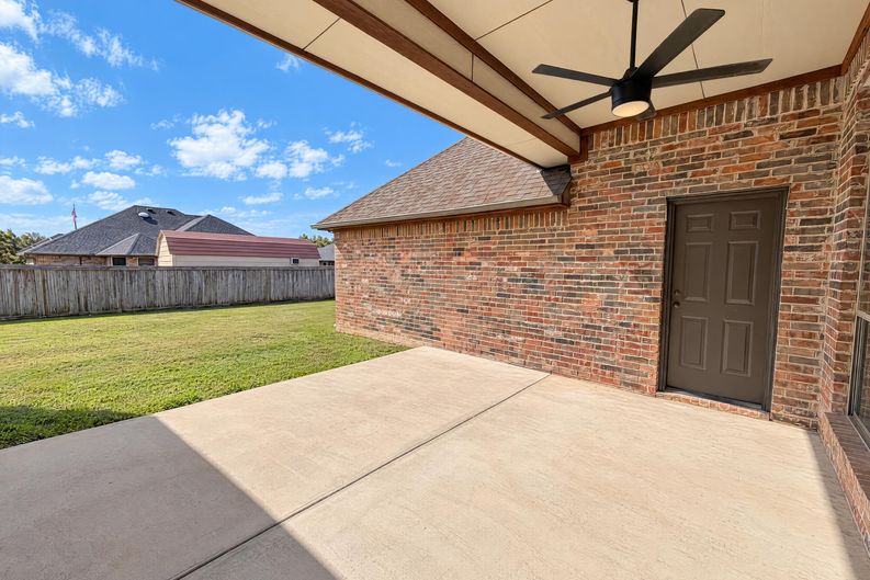 Photo 16 of 22 of 603 Ash St, Pilot Point, TX