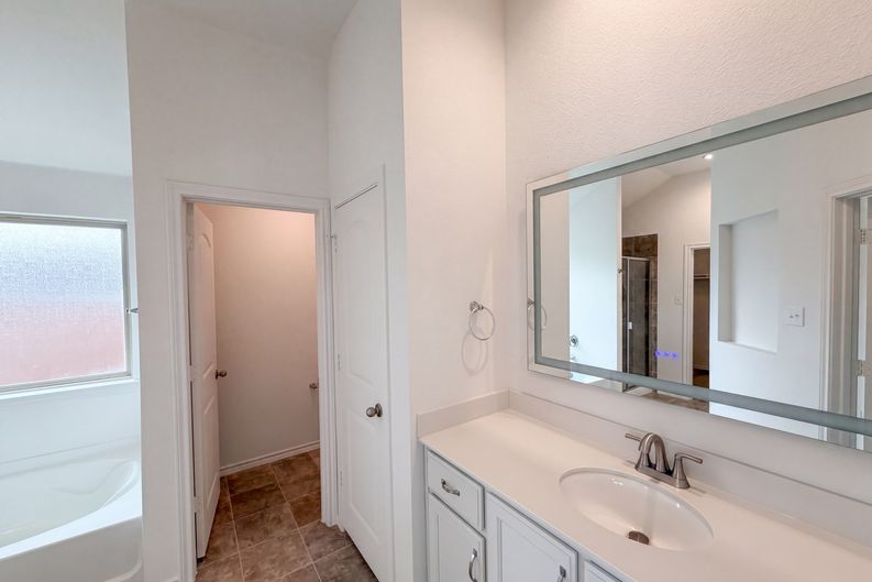 Photo 14 of 19 of 1631 Glade Meadows Dr, Joshua, TX