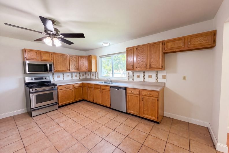 Photo 11 of 27 of 12132 Jerries Ln, Florissant, MO