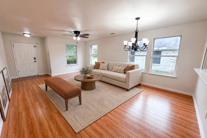 Photo 8 of 19 of 111 Forest Park Ln, Red Oak, TX