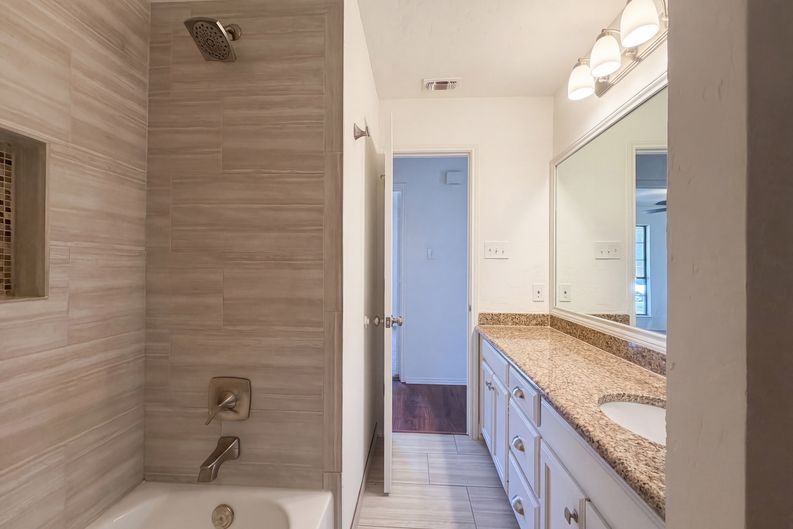 Photo 6 of 19 of 5120 Red River Dr, Arlington, TX