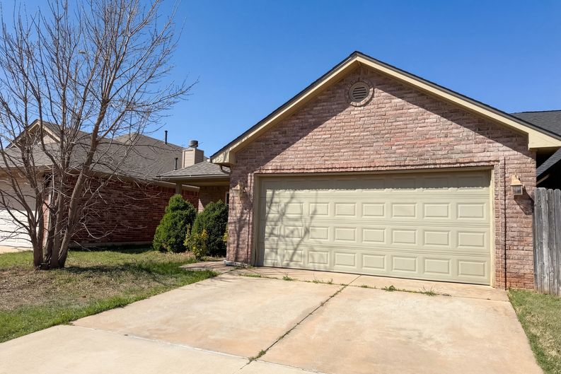 Photo 8 of 17 of 12917 Meadows Dr, Oklahoma City, OK