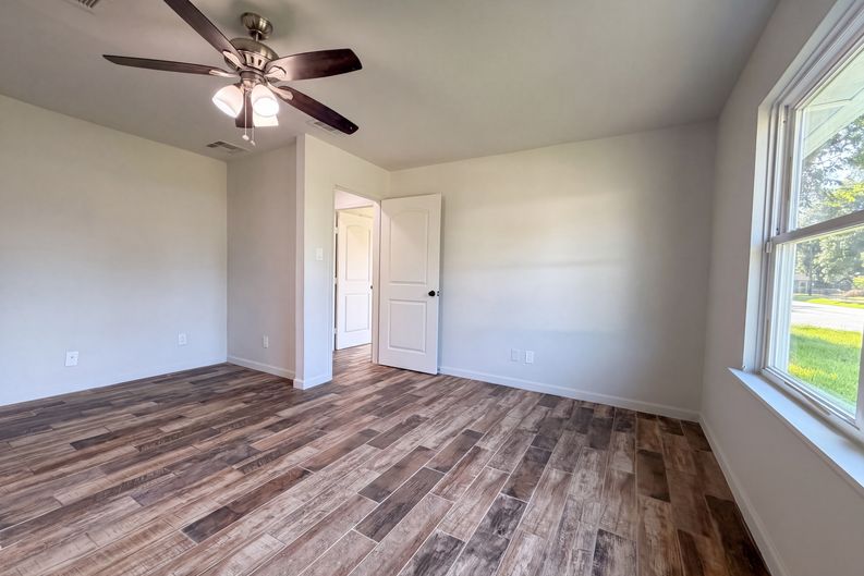 Photo 9 of 17 of 118 S Ringgold St, West Columbia, TX