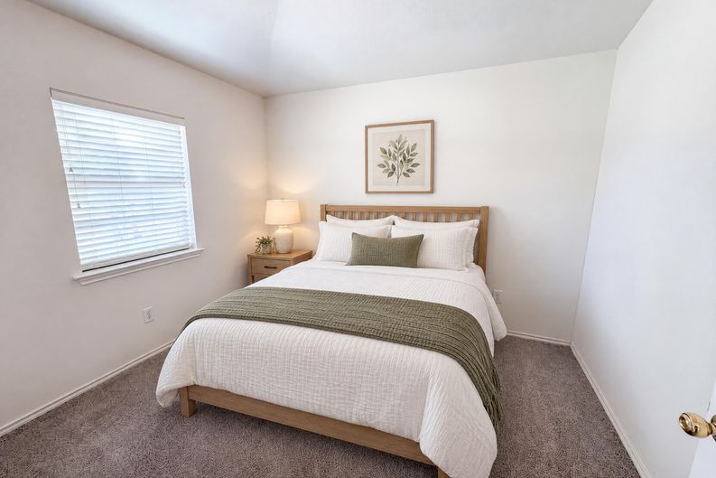 Photo 11 of 21 of 109 Eagle Dr, Luling, TX