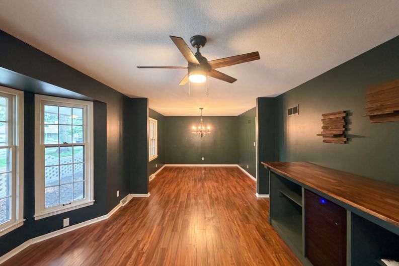 Photo 6 of 23 of 4321 NW Briarcliff Ln, Kansas City, MO